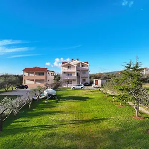 https://beachfront-apartments-jermen-ae1607.hotelinzadar.com